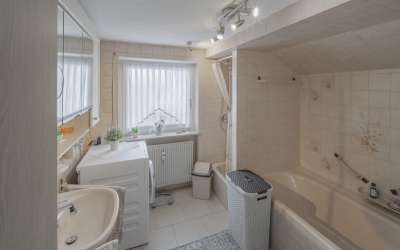 Viel Platz für Sonne und Gemütlichkeit: Einfamilienhaus mit ganz schön Platz und drei Einliegerwohnungen