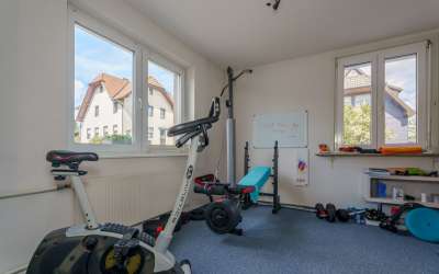 Sonniges Wohnen mit enormen Grundstück, Wohnhaus und XXL-Garage für Werkstättle, Carport oder kleines Lager