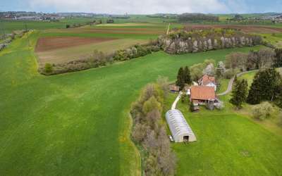Wohnhaus mit Stallungen und großem Grundstück in absoluter Alleinlage; ideal für Tierhaltung