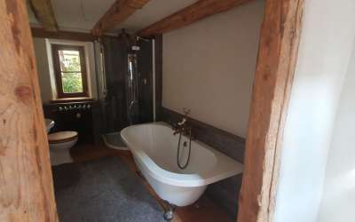 Gemütliches Bauernhaus mit einer Scheune