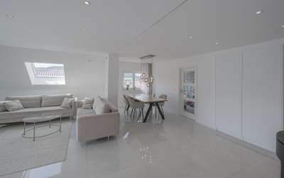 Sonniges und enormes Penthouse mit Heubergpanorama