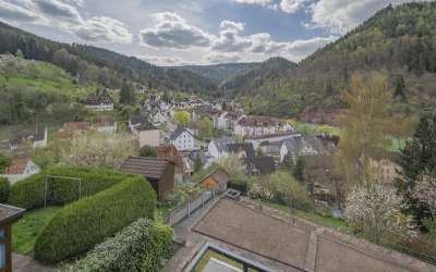 Sonniger Platz für Rendite und Ertrag: das klug aufgeteilte 3 Familienhaus am Stadtrand