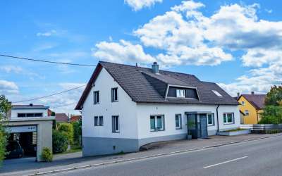 Sonniges Wohnen mit enormen Grundstück, Wohnhaus und XXL-Garage für Werkstättle, Carport oder kleines Lager