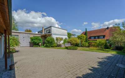 Sonniges Wohnen mit enormen Grundstück, Wohnhaus und XXL-Garage für Werkstättle, Carport oder kleines Lager