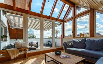 Sonniges Wohnen mit enormen Grundstück, Wohnhaus und XXL-Garage für Werkstättle, Carport oder kleines Lager