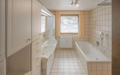 Hier beginnt Lebensqualität - Wohnen im Grünen! Platz für 2-3 Generationen, oder zum Vermieten.