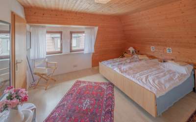 Großzügige Doppelhaushälfte mit einer Einliegerwohnung