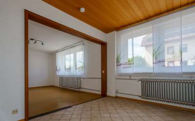 Sonniges Wohnen mit enormen Grundstück, Wohnhaus und XXL-Garage für Werkstättle, Carport oder kleines Lager