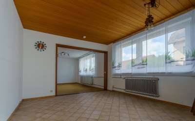Sonniges Wohnen mit enormen Grundstück, Wohnhaus und XXL-Garage für Werkstättle, Carport oder kleines Lager