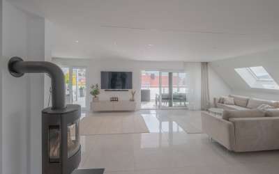 Sonniges und enormes Penthouse mit Heubergpanorama