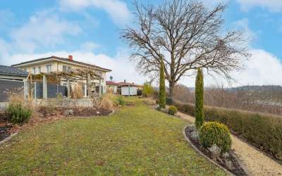 Hier ist Ihr Platz für das besondere Wohnen: mediterranes Villa auf dem Weg zum Bodensee