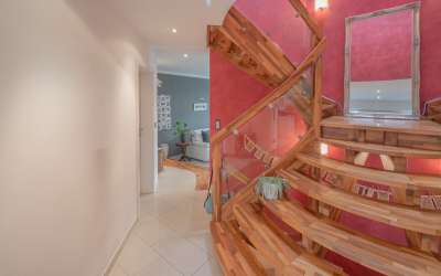 Hier ist Ihr Platz für das besondere Wohnen: mediterranes Villa auf dem Weg zum Bodensee