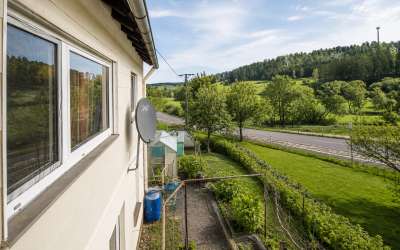 Wenn da nicht die Sonne aufgeht: großzügiges 2 Familienhaus in markanter Halbhöhenlage, mit viel Charme und Licht