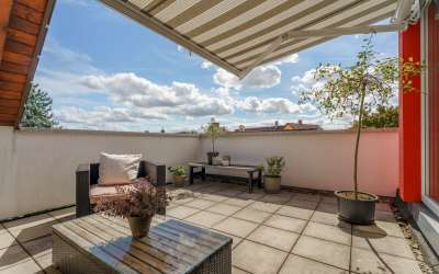 Sonniges Wohnen mit enormen Grundstück, Wohnhaus und XXL-Garage für Werkstättle, Carport oder kleines Lager