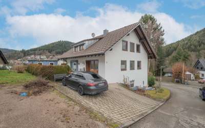 Modernes und ruhiges 2 Familien Haus mit wunderschönem Ausblick ins Tal
