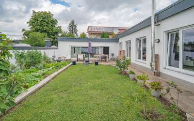 Einfamilienhaus mit tollem Garten und zwei Eingängen