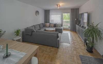 Top gepflegte 3,5 Zimmer Eigentumswohnung mit zwei luftigen Sonnenbalkonen