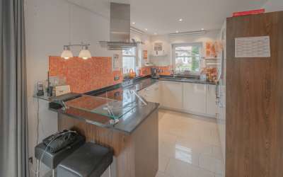 Hier ist Ihr Platz für das besondere Wohnen: mediterranes Villa auf dem Weg zum Bodensee