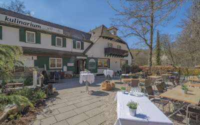 Wer hier einkehren darf, erlebt eine besondere Atmosphäre, die lange in Erinnerung bleibt - Hotel mitten im Grünen