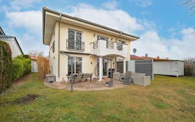 Hier ist Ihr Platz für das besondere Wohnen: mediterranes Villa auf dem Weg zum Bodensee