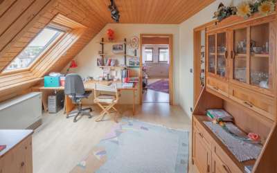 Großzügige Doppelhaushälfte mit einer Einliegerwohnung