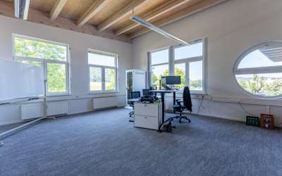 Repräsentatives Verwaltungsgebäude mit Produktionsflächen und Lager