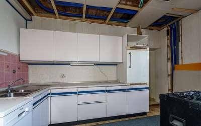 Sonniges Wohnen mit enormen Grundstück, Wohnhaus und XXL-Garage für Werkstättle, Carport oder kleines Lager