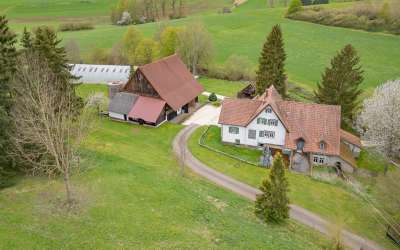 Wohnhaus mit Stallungen und großem Grundstück in absoluter Alleinlage; ideal für Tierhaltung