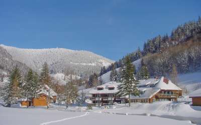 Gemütliches Hotel in idealer Ausgangslage für Motorrad fahren, Wandern, Ski, Mountainbiking und Golf