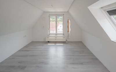6 Familienhaus mit Gewerbe - in schöner Lage