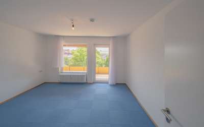Stilvolle 2,5 Zimmer Eigentumswohnung mit großem Balkon und neuer Einbauküche