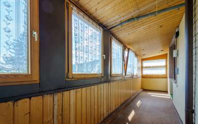 Sonniges Wohnen mit enormen Grundstück, Wohnhaus und XXL-Garage für Werkstättle, Carport oder kleines Lager