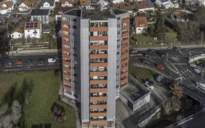 Top renovierte und moderne 4,5-Zimmer-Penthousewohnung mit Blick über die Stadt