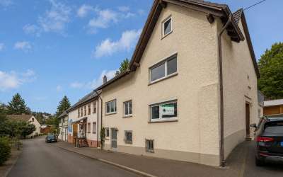 Freistehendes Zweifamilienhaus mit 2 Wohnungen