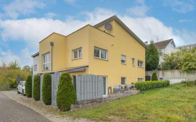 Sonniges Zweifamilienhaus in begehrter Lage