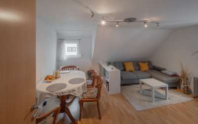 Tolles Anlagepaket auf Rieten/Sauerwasen: 3 Zimmer Dachgeschoß-Butze in schickem Design mit Ertrag