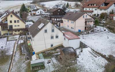 Wenn da nicht die Sonne aufgeht: großzügiges 2 Familienhaus in markanter Halbhöhenlage, mit viel Charme und Licht