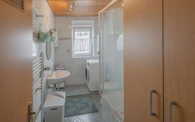 Zeit für einen Tapetenwechsel: sonnenverwöhnte 2-Zimmer-Eigentumswohnung mit sonnigem Balkon