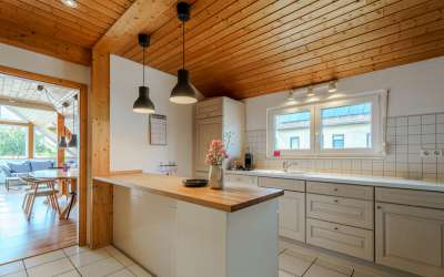 Sonniges Wohnen mit enormen Grundstück, Wohnhaus und XXL-Garage für Werkstättle, Carport oder kleines Lager
