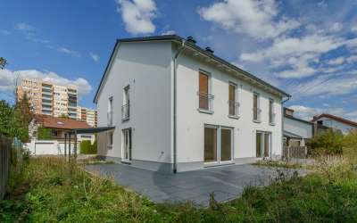 Logenplatz mit Aussicht über die Stadt: das tolle Neubaudoppelhaus wartet auf Ihren Erstbezug