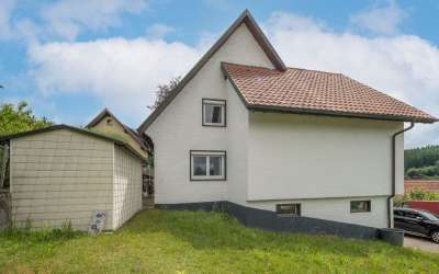 Hier können Sie sofort einziehen - komplett renoviertes Zweifamilienhaus