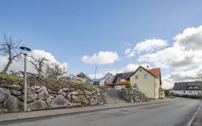 Viel Platz für Sonne und Gemütlichkeit: Einfamilienhaus mit ganz schön Platz und drei Einliegerwohnungen