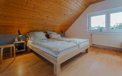 Sonniges Wohnen mit enormen Grundstück, Wohnhaus und XXL-Garage für Werkstättle, Carport oder kleines Lager