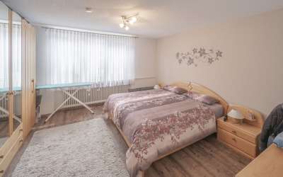 Sonniger Platz für Rendite und Ertrag: das klug aufgeteilte 3 Familienhaus am Stadtrand