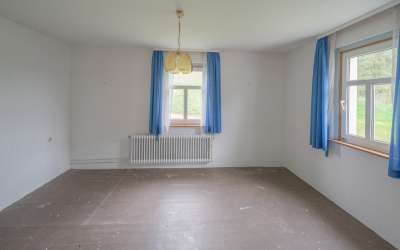 Wohnhaus mit Stallungen und großem Grundstück in absoluter Alleinlage; ideal für Tierhaltung