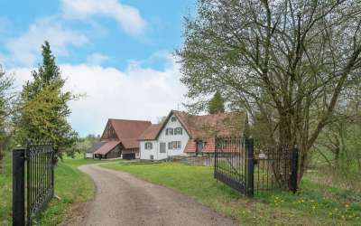 Wohnhaus mit Stallungen und großem Grundstück in absoluter Alleinlage; ideal für Tierhaltung