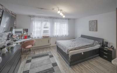 Sonniger Platz für Rendite und Ertrag: das klug aufgeteilte 3 Familienhaus am Stadtrand