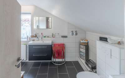 Freistehendes Zweifamilienhaus mit viel Platz!