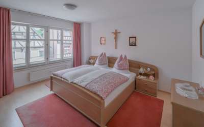 6 Familienhaus mit Gewerbe - in schöner Lage
