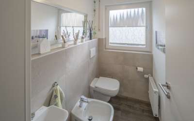 Modernes und ruhiges 2 Familien Haus mit wunderschönem Ausblick ins Tal